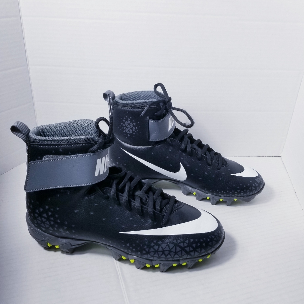 NIKE BLACK AND WHITE WITH NEON YELLOW YOUTH CLEATS SIZE 6Y